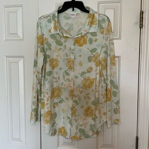 Lularoe NWOT Gorgeous Floral Medium Valentina Buttoned Blouse